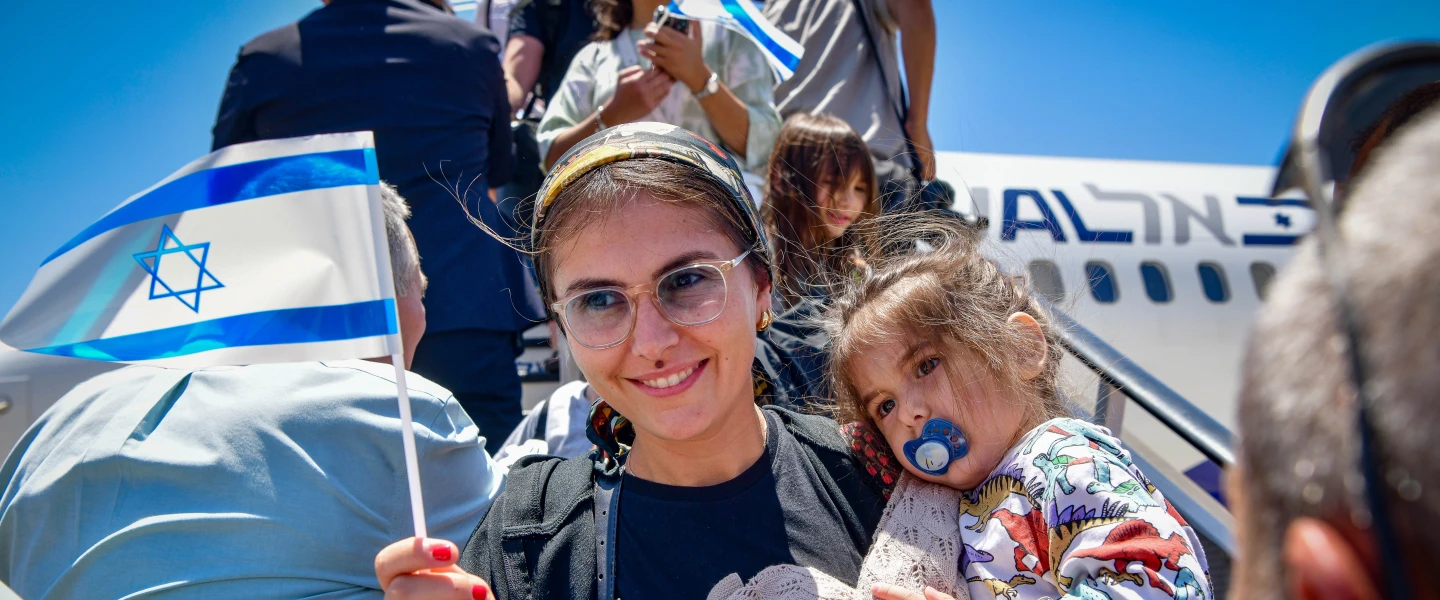 New immigrants from France arrive to the Ben Gurion airport in central Israel on June 25, 2025. Photo by Avshalom Sassoni/Flash90.