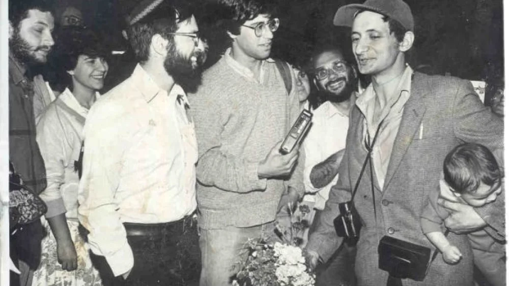 The Kitrossky family arriving in Israel in the 1980s. Credit: Marina Kitrossky.