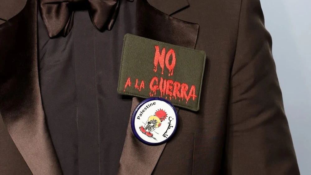 Broches que Javier Bardem llevaba puestos en la 98 edición de los Premios de la Academia, el 15 de marzo de 2026. Crédito: Neilson Barnard/ Getty Images.