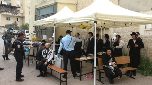 Police officers close synagogues and disperse public gatherings in an ultra-Orthodox Jewish neighborhood in Beit Shemesh following the government's decision in an effort to contain the spread of the coronavirus, March 31, 2020. Photo by Yaakov Lederman/Flash90.