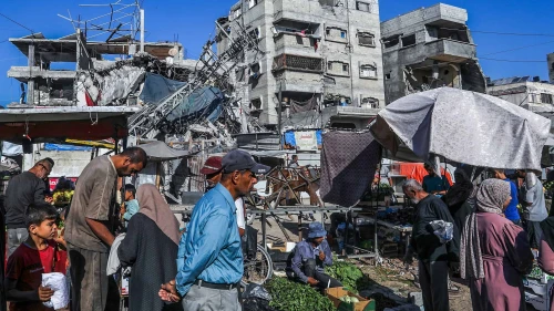 A market in Khan Yunis in the southern Gaza Strip, a few days after a ceasefire agreement between Israel and Hamas, Oct. 14, 2025. Photo by Abed Rahim Khatib/Flash90.