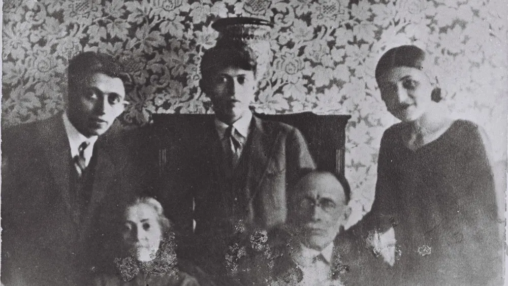 Begin (top center) with his parents, his sister Rachel, and his brother Herzl in Poland, 1932. Credit: Wikimedia Commons.