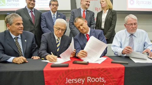 On Sept. 18 at Rutgers University in New Brunswick, N.J., Member of Knesset Erel Margalit (front, third from left) and incoming Tel-Hai College president Yossi Mekori (front, second from left) sign a memo of understanding to establish the New Jersey-Israel Healthy, Functional and Medical Foods Alliance between Rutgers and Tel-Hai. Credit: Ron Sachs.