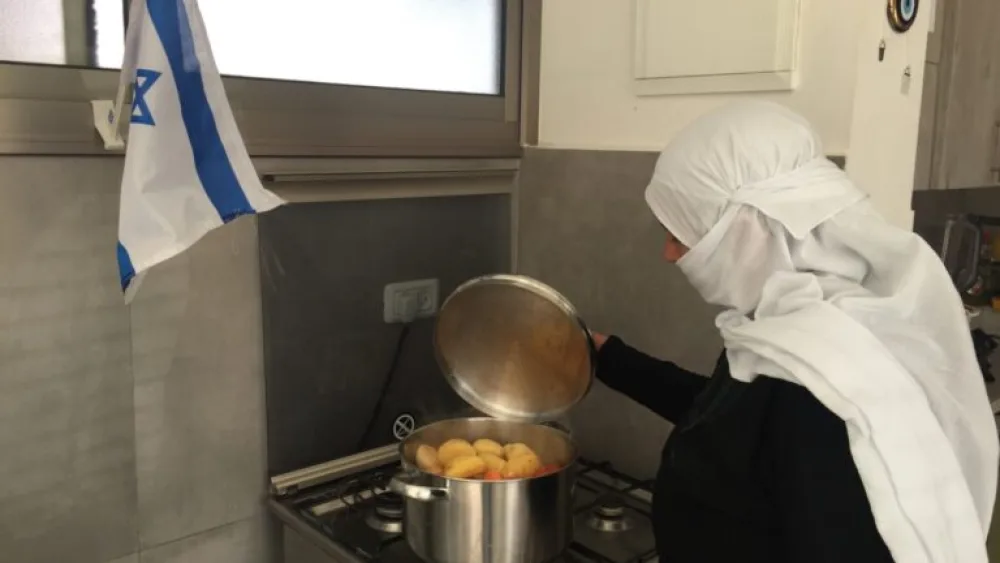 Miyseh Halabi cooking in her kitchen in Daliat el-Carmel. Photo by Diana Bletter.