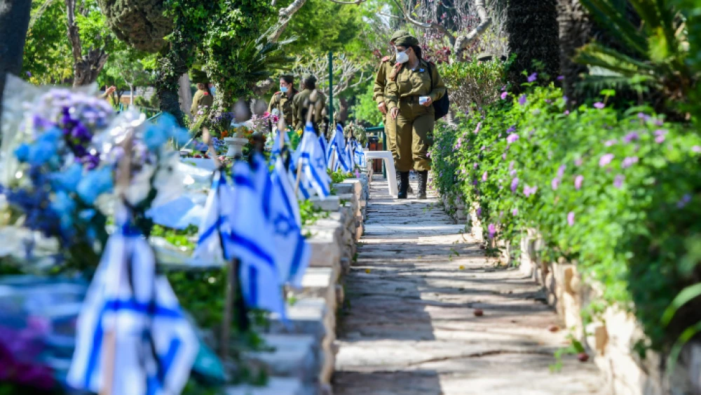 Soldiers at the Kiryat Shaul Military Cemetery in Tel Aviv as Israel marks Memorial Day for Fallen Soldiers and Victims of Terrorism, April 28, 2020. Photo by Avshalom Sassoni/Flash90.