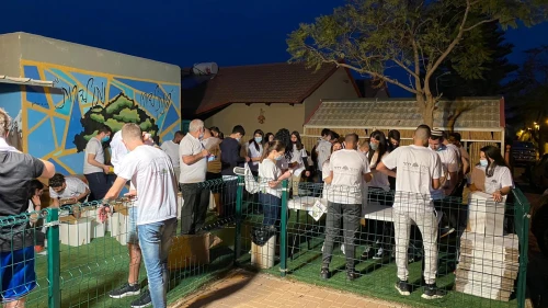 MAKOM Communities volunteers packing meals for Passover