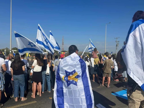 Israelis gather along Road 232 near the IDF’s Re’im base to welcome home the freed hostages, Oct. 13, 2025. Photo by Amelie Botbol.