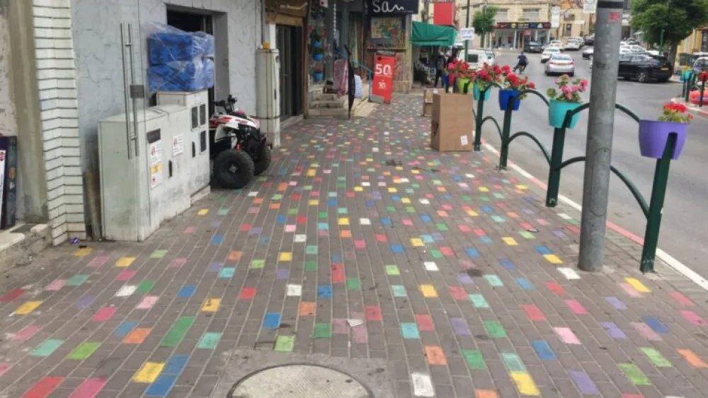 The sidewalk by Sam Halabi’s studio in downtown Daliat el-Carmel. Photo by Diana Bletter.