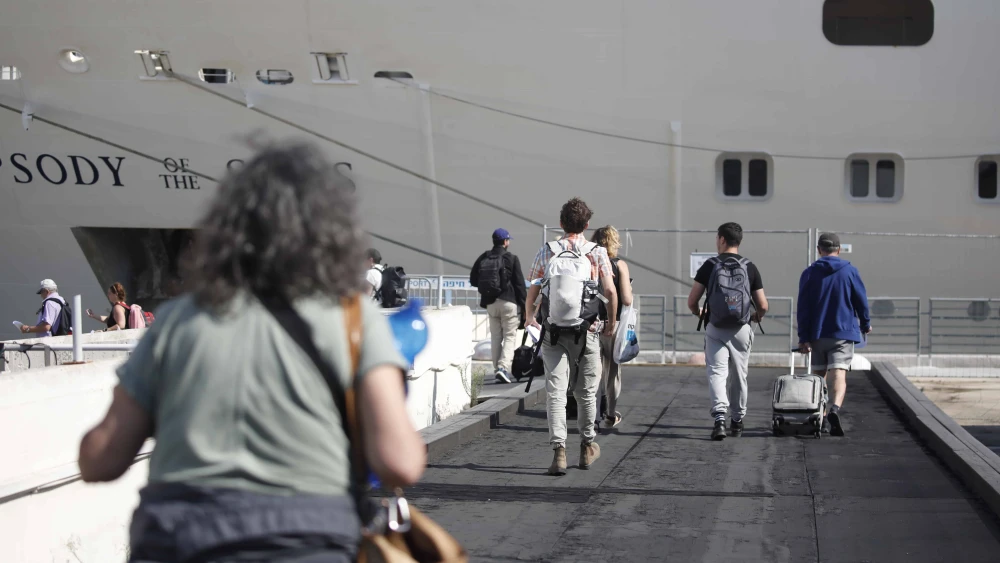 U.S. citizens board a ship in Haifa to be evacuated to Cyprus, Oct. 16, 2023. Credit: Flash90.