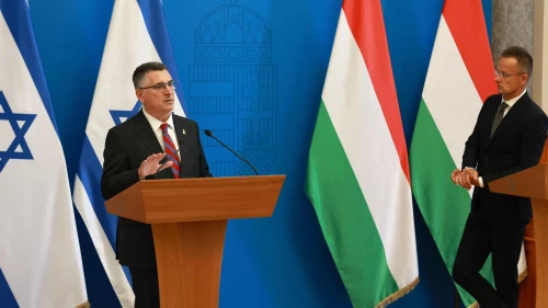 Israeli Foreign Minister Gideon Sa'ar (left) and Hungarian Foreign Minister Péter Szijjártó hold a press conference in Budapest on Sept. 8, 2025. Source: @gidonsaar/X.