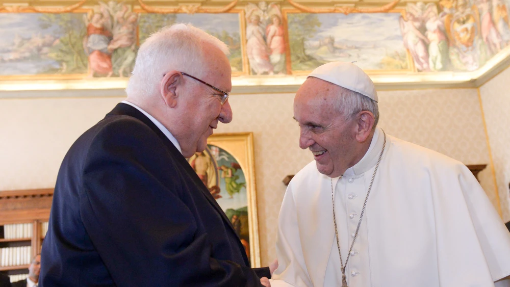 Israeli President Reuven Rivlin met with Pope Francis during his visit to the Vatican on Sept. 3, 2015. Photo by Haim Zach/GPO.