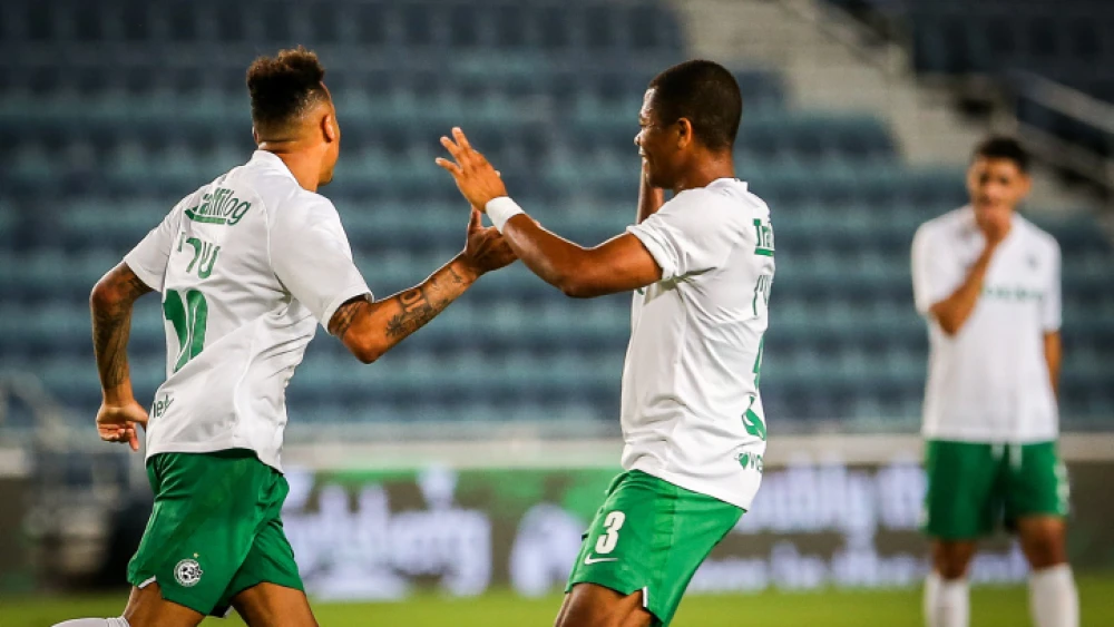 Maccabi Haifa players celebrate a goal during the Israeli Premier League match between Beitar Jerusalem and Maccabi Haifa at the Teddy Stadium in Jerusalem on July 7, 2020. Photo by Flash90.
