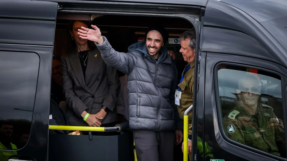 A military helicopter with released hostage Tal Shoham arrives at the Rabin Medical Center in Petah Tikvah, Feb. 22, 2025. Photo by Jamal Awad/Flash90.
