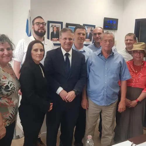 Likud Anglo Division members with Israeli Education Minister Yoav Kisch. Courtesy of Paul Wiener.