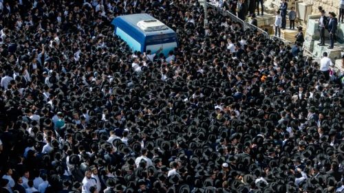 The funeral of Rabbi Shalom Cohen, head of the Porat Yosef yeshivah and spiritual leader of the Shas Party, in Jerusalem on Aug. 22, 2022. Photo by Yonatan Sindel/Flash90.
