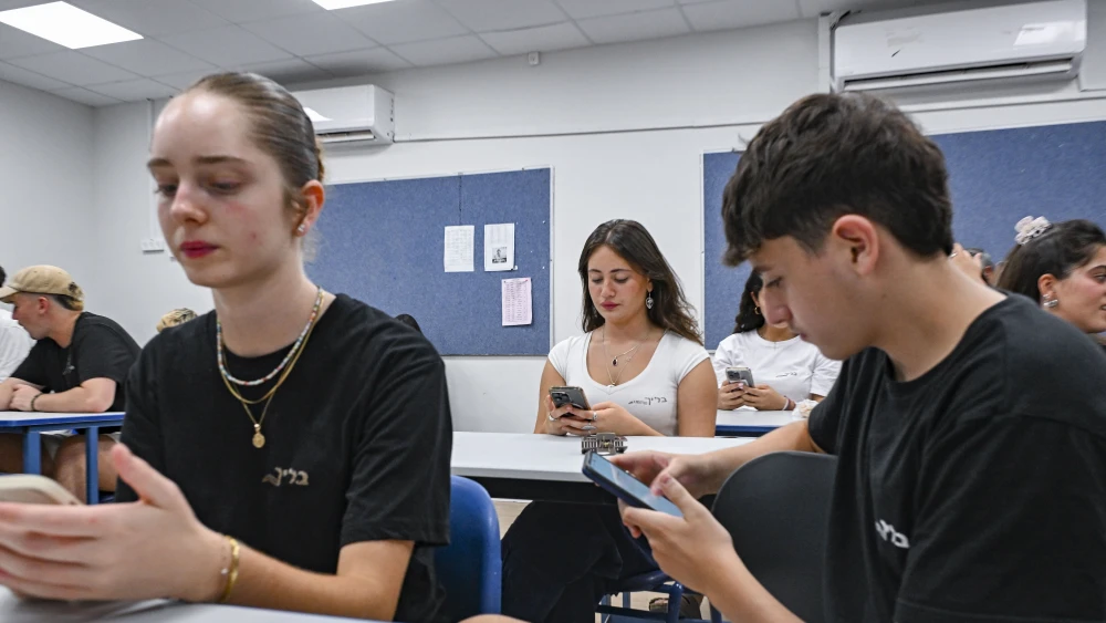 Israeli students participate in a mock election event ahead of the upcoming general elections at Blich High School in Ramat Gan, September 17, 2026. Photo by Avshalom Sassoni/Flash90.