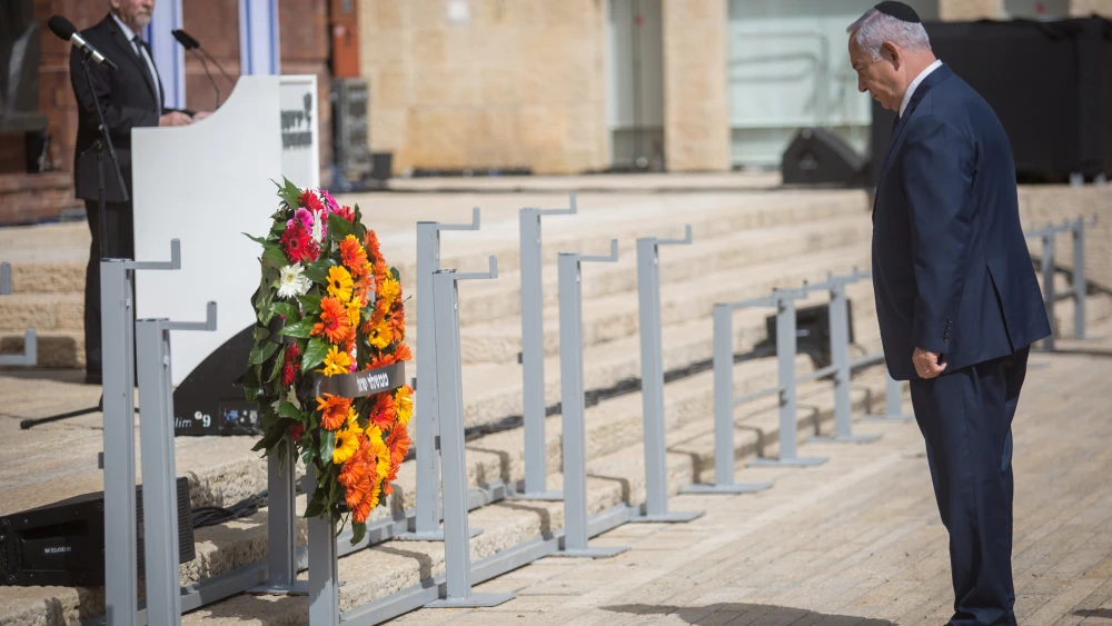 Israeli Prime Minister Benjamin Netanyahu lays a wreath at a state ceremony at Yad Vashem Holocaust museum as Israel marks the annual Holocaust Remembrance Day on April 12, 2018. Photo by Hadas Parush/Flash90.