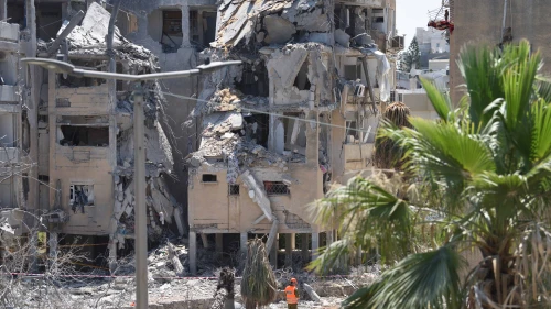 Rescue teams inspect the damage to buildings struck by an Iranian ballistic missile in central Israel, June 19, 2025. Photo by Gili Yaari/Flash90.