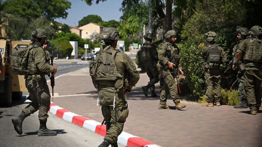 Members of Katzrin’s emergency response squad train with Israeli soldiers during a joint military exercise by the IDF’s 210th Golan Division in Katzrin, Golan Heights, Sept. 2, 2026. Photo by Michael Giladi/Flash90.