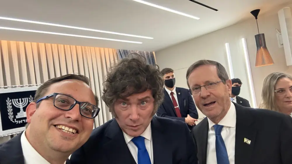 Roni Kaplan (izquierda), junto al presidente de Argentina, Javier Milei, y el presidente de Israel, Isaac Herzog, el 20 de abril de 2026, durante la visita del dignatario argentino a la capital israelí, donde recibió la Medalla Presidencial de Honor de Israel. Crédito: Instagram.