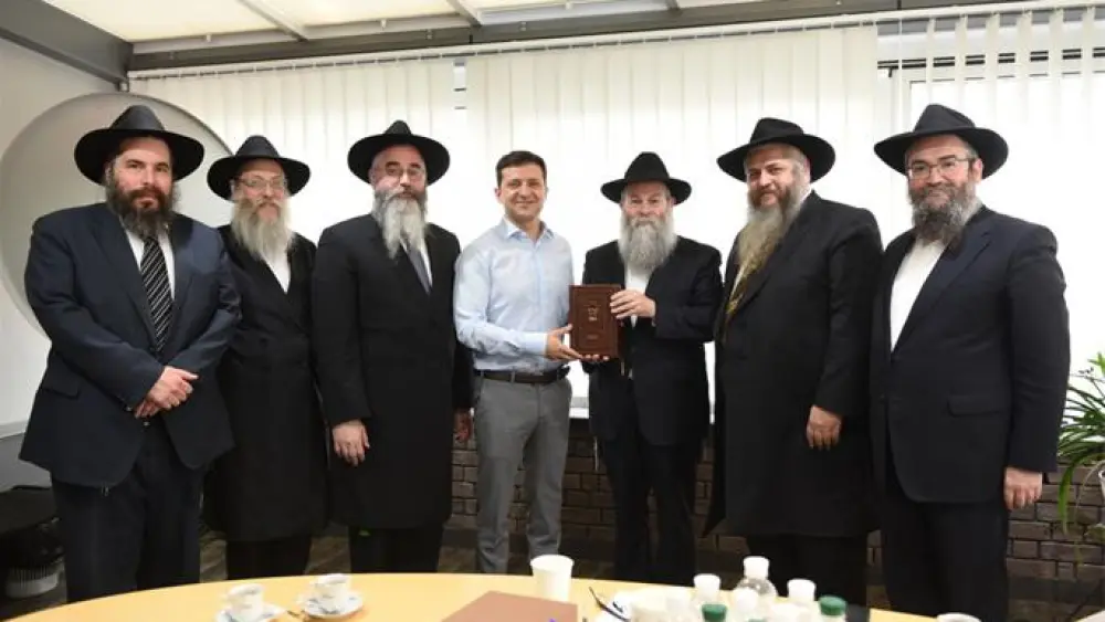 From left: Rabbi Moshe Moskovitz of Kharkov, Rabbi Shlomo Wilhelm of Zhitomir, Rabbi Avraham Wolff of Odessa, Ukrainian President Volodymyr Zelenskyy, Rabbi Shmuel Kaminezki of Dnipro, Rabbi Moshe Asman of Kiev and Rabbi Pinchas Vishedsky of Donetsk. Credit: Chabad.org/News.
