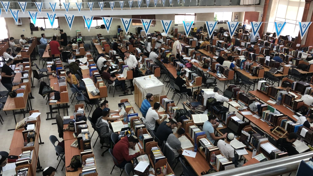 The packed beit midrash of the Sderot Hesder Yeshiva, May 12, 2021. Photo by Josh Hasten.