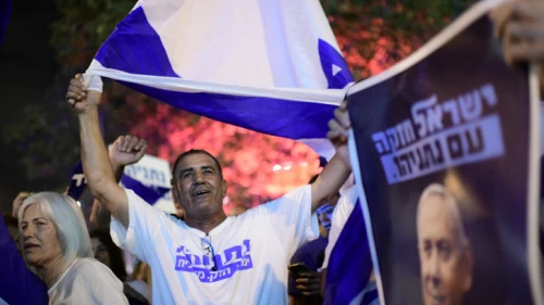 Israelis demonstrate in support of Benjamin Netanyahu outside the home of Attorney General Avichai Mandelblit ahead of the hearing on various corruption cases involving the prime minister, Oct. 1, 2019. Photo by Tomer Neuberg/Flash90.