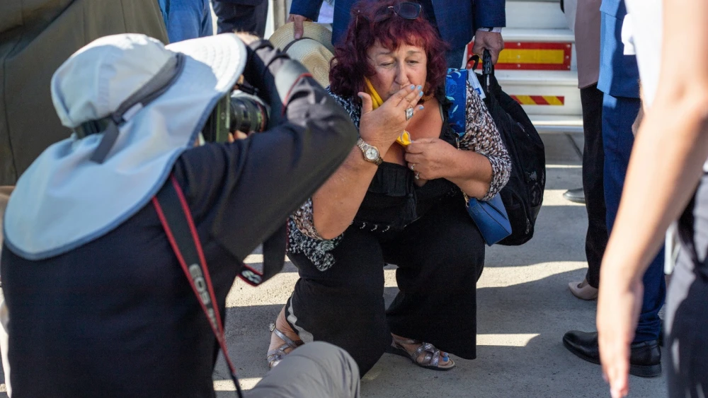 A French woman arrives in Israel as part of a group aliyah flight on July 21, 2021. Photo by Noga Malsa.