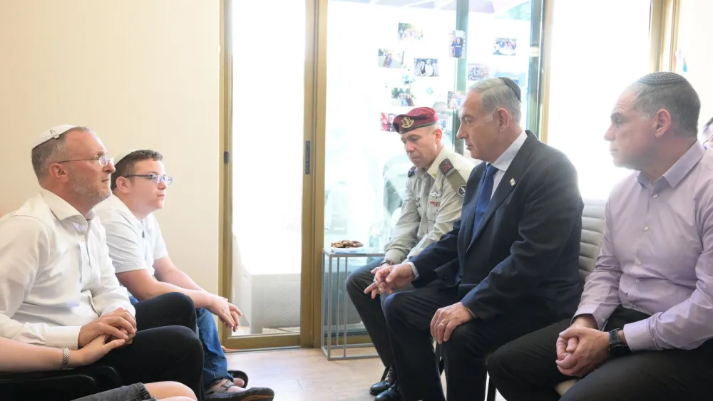 Israeli Prime Minister Benjamin Netanyahu visits the Dee family in Efrat on April 16, 2023. Photo by Amos Ben-Gershom/GPO.