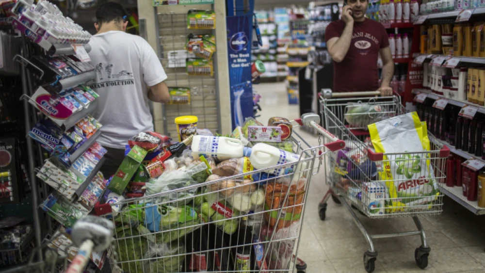Israelis shop for food for the Jewish holiday of Passover at the Rami Levi supermarket in Talpiot, Jerusalem, on April 20, 2016. Photo by Hadas Parush/Flash90.