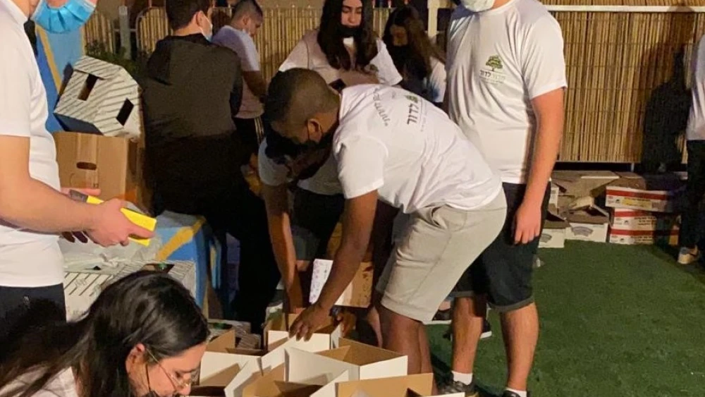 MAKOM Communities volunteers packing meals for Passover