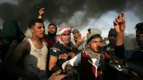Palestinian protesters during clashes with Israeli security forces near the border with Israel, east of Khan Yunis, in the southern Gaza Strip, on April 1, 2018. Photo by Abed Rahim Khatib/Flash90