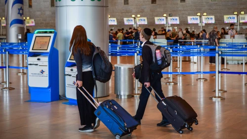 Passengers at the Ben Gurion International airport near Tel Aviv, June 25, 2025. Photo by Avshalom Sassoni/Flash90.