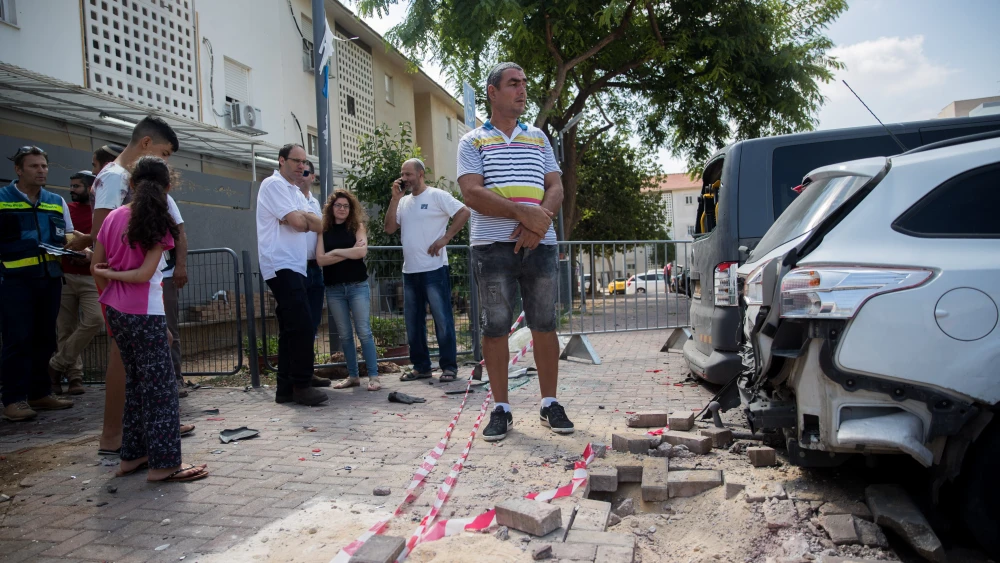 The site where a mortar shell from Gaza hit an apartment building and cars in the southern Israeli city of Sderot, near the border with Gaza, on Aug. 9, 2018. Photo by Yonatan Sindel/Flash90.
