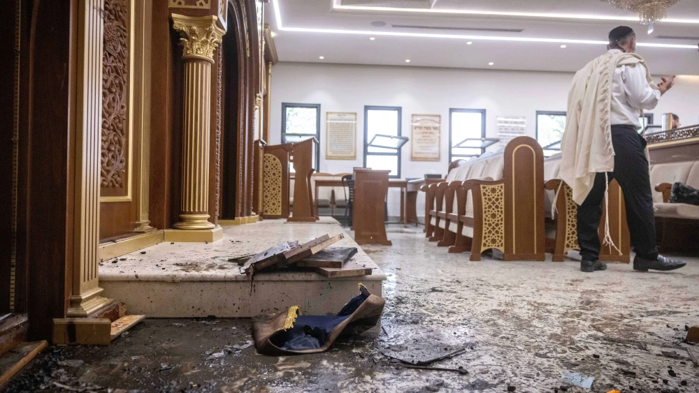 The scene of the arson at the Jerusalem synagogue of former Sephardic Chief Rabbi of Israel Yitzhak Yosef, June 8, 2025. Photo by Chaim Goldberg/Flash90.