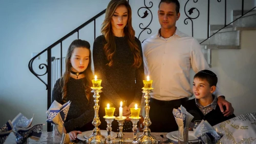 Illustration of a Jewish family lighting Shabbat candles on Feb. 17, 2017. Photo by Mendy Hechtman/Flash90.