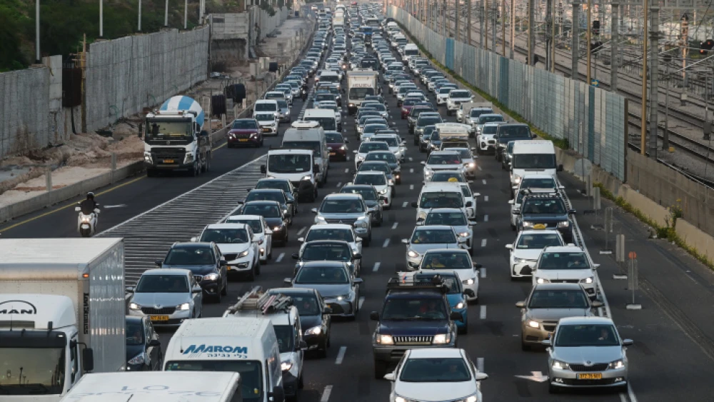 Traffic on the Ayalon Highway in Tel Aviv, Jan. 23, 2023. Photo by Avshalom Sassoni/Flash90.