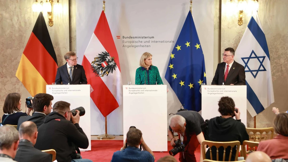 Minister of Foreign Affairs Gideon Sa'ar's makes remarks at a Trilateral Press Conference with Austrian Foreign Minister Beate Meinl-Reisinger and German Foreign Minister Johann Wadephul, Vienna, July 10, 2025. Photo by Shalev Man/MFA.