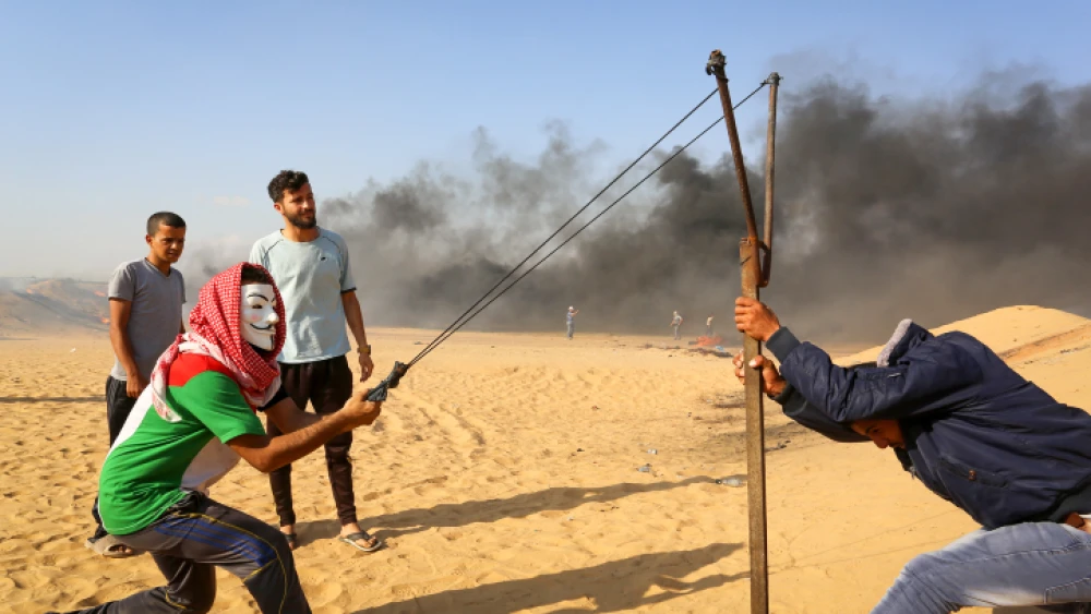 Palestinian protesters during clashes with Israeli forces near the Gaza-Israel border in the Gaza Strip, in Khan Yunis on June 1, 2018. Photo by Abed Rahim Khatib/Flash90.