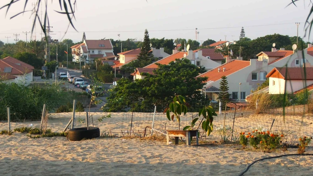 Jewish homes in Neve Dekalim, Gush Katif. Credit: Yakov Ben-Avraham via Wikimedia Commons.