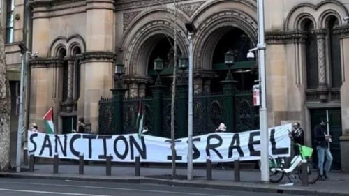 An anti-Israel banner on display in front of The Great Synagogue in Sydney, Australia on July 14, 2024. Source: X/NSW Jewish Board of Deputies.