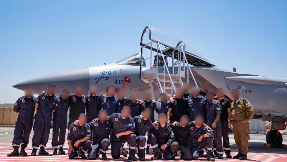 Squadron 106 of the Israeli Air Force at Tel Nof Base near Rehovot with newly enlisted Haredi soldiers. Credit: Israeli Air Force.