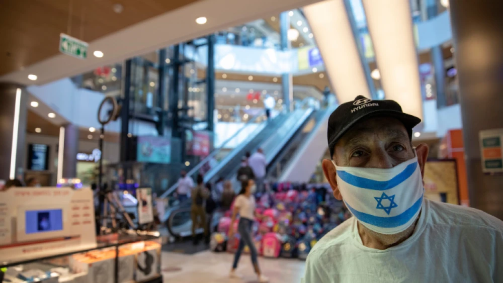 Jerusalemites shop at the Malha Mall in Jerusalem on July 29, 2020. Photo by Olivier Fitoussi/Flash90.
