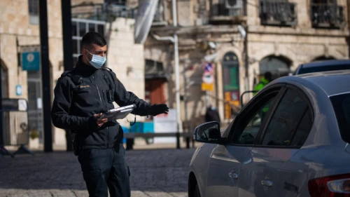 Israel Police officers at a temporary checkpoint at the Jaffa Gate in Jerusalem on Dec. 28, 2020, during Israel’s third coronavirus lockdown. Photo by Yonatan Sindel/Flash90.