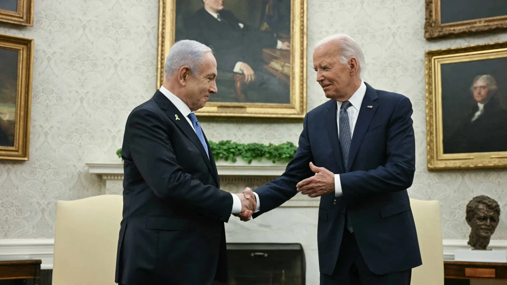 U.S. President Joe Biden shakes hands with Israeli Prime Minister Benjamin Netanyahu during a meeting at the Oval Office of the White House, July 25, 2024. Photo by Jim Watson/AFP via Getty Images.
