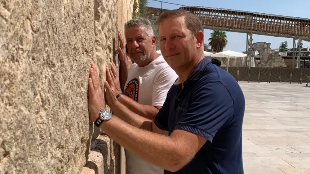Athletes for Israel founder Daniel Posner (left), a longtime hedge-fund and private-equity manager in Manhattan, and Auburn Tigers coach Bruce Pearl at the Western Wall in Jerusalem, August 2022. Credit: Courtesy of Auburn Athletics/Basketball.