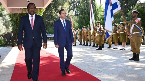 Israeli President Isaac Herzog (right) hosts his Zambian counterpart Hakainde Hichilema in Jerusalem, Aug. 1, 2023. Photo by Haim Zach/GPO.