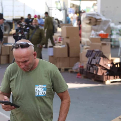 Volunteers in Sderot prepare food packages for residents evacuating the city, Oct. 15, 2023. Photo by Eitan Elhadez-Barak/TPS.