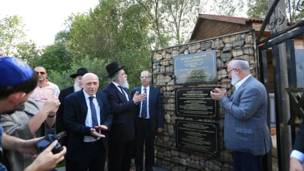 Unveiling a plaque at the newly restored Jewish cemetery in Lubavitch, Russia—the cradle of the Chabad-Lubavitch movement. Credit: ESJF.
