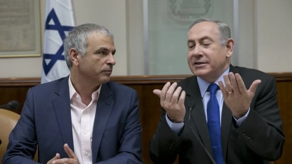 Israel's Finance Minister Moshe Kahlon (left) with Prime Minister Benjamin Netanyahu during a cabinet meeting in Jerusalem in 2017. Credit: Olivier Fitoussi/POOL/Flash90.